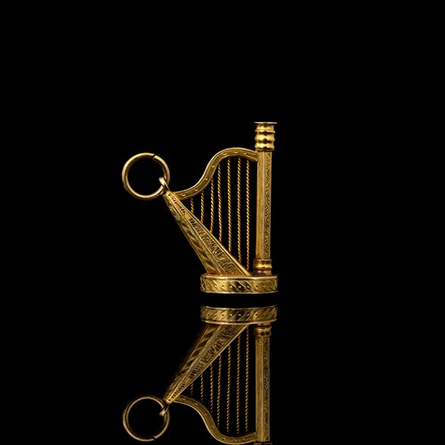 A Late 19th century gold pendant-seal. Harp.